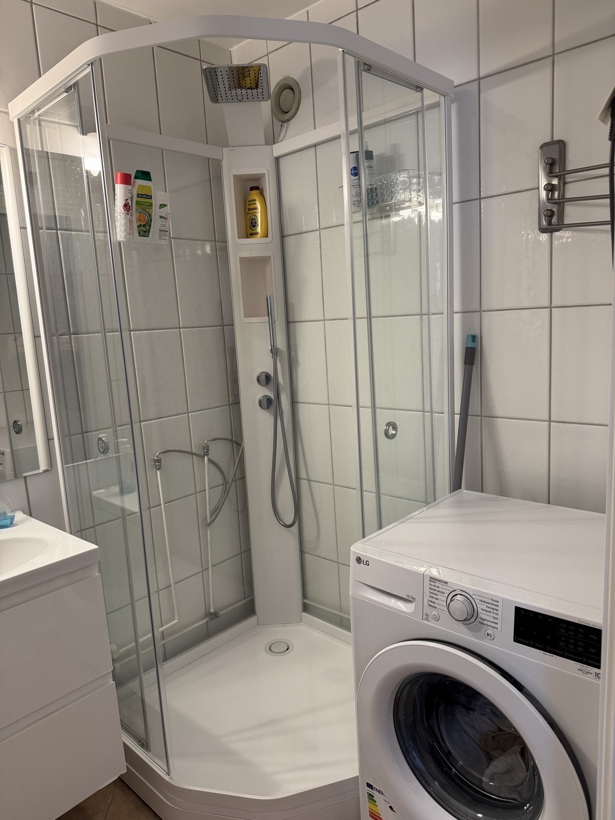 Flislagt bad med varmekabler og en vaskemaskin. Galleribilde