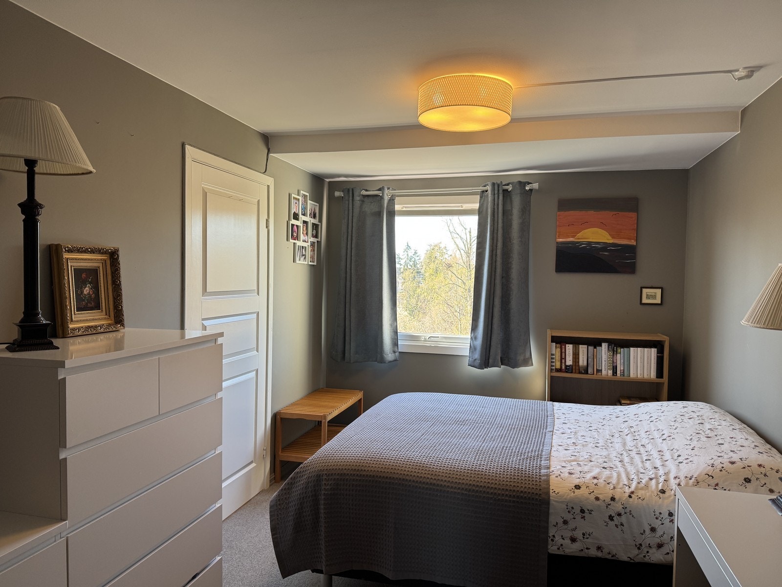 Romslig soverom med dobbeltseng og kommoder. Galleribilde