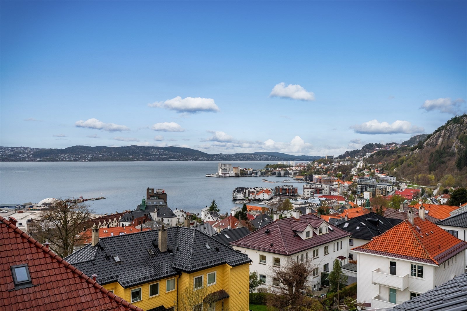 Fra boligen har du flott utsyn over Sandviken, fjorden og bylandskapet. Galleribilde