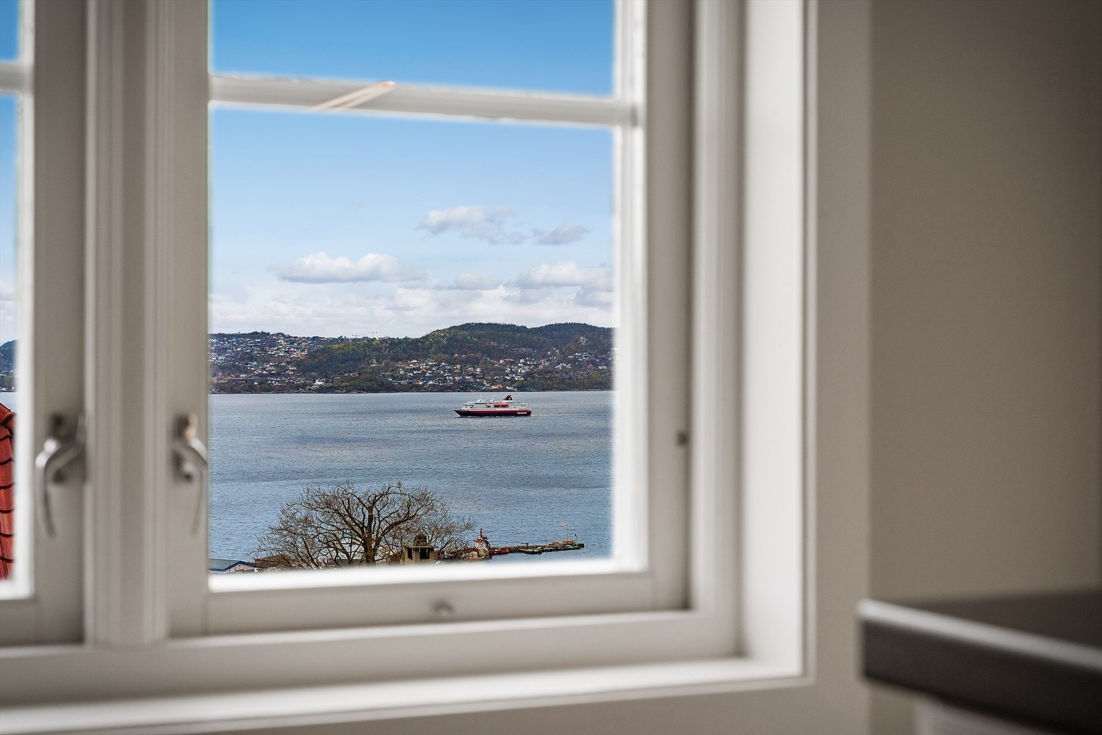 Fine utsiktsglimt mot byfjorden fra boligen. Galleribilde