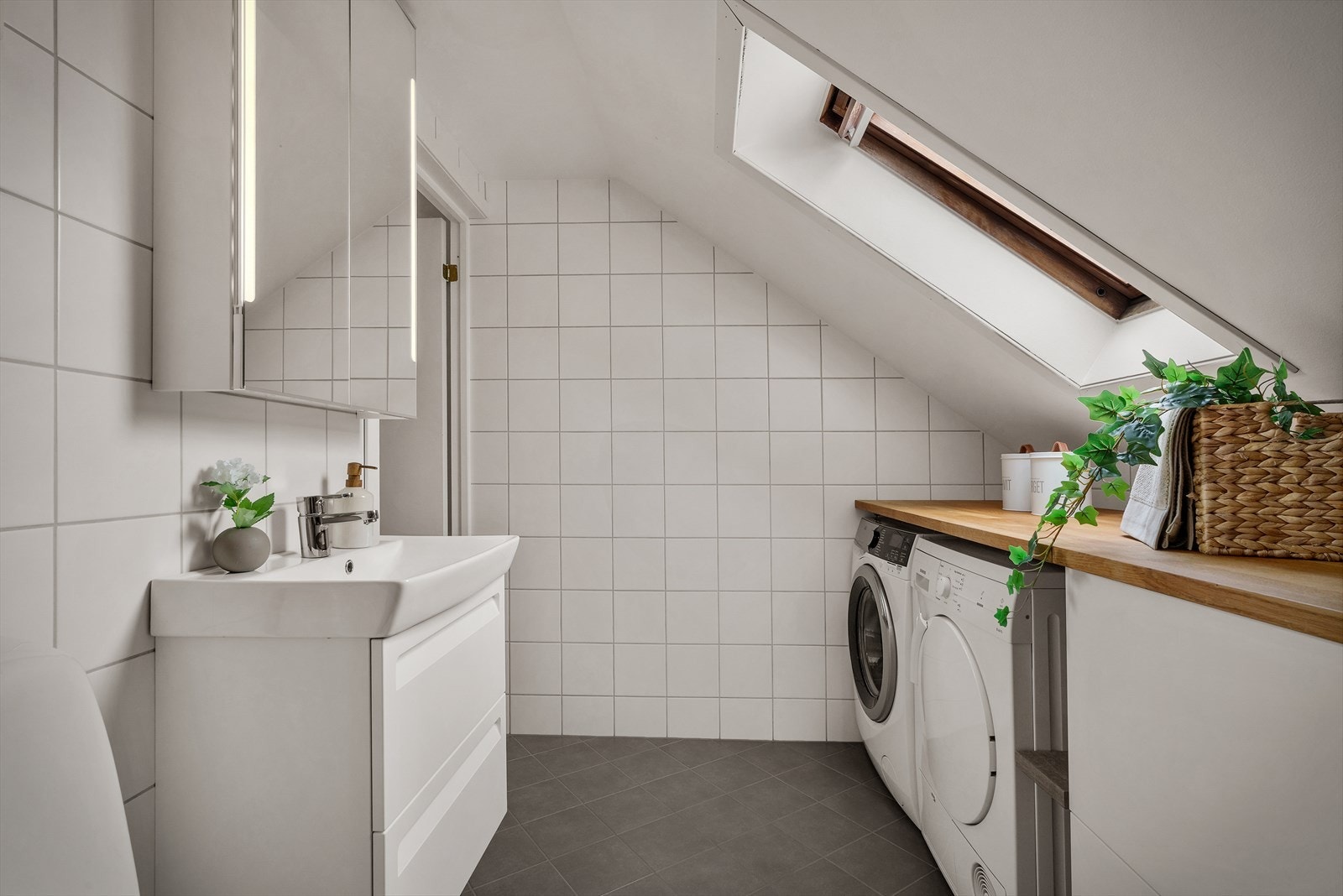 På badet er det også opplegg for vaskemaskin. Galleribilde