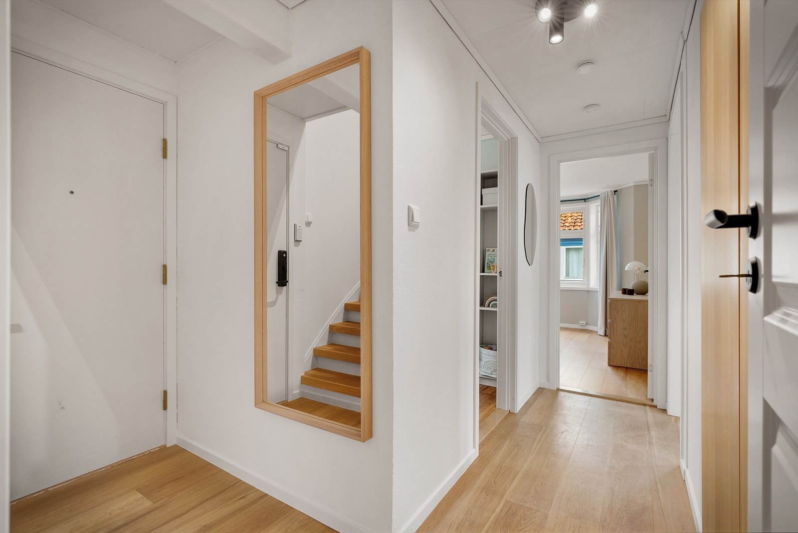 Velkommen inn! Entre med god langringsplass og adkomst til øvrige rom i leiligheten. Galleribilde