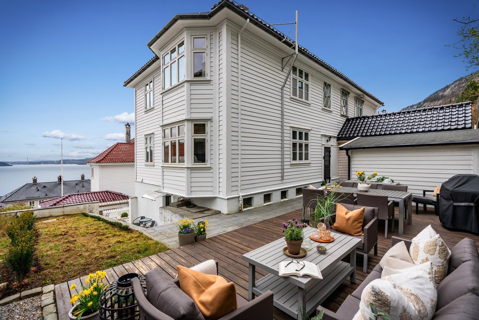 Uteplassen ligger skjermet til, med fantastisk utsikt! Galleribilde