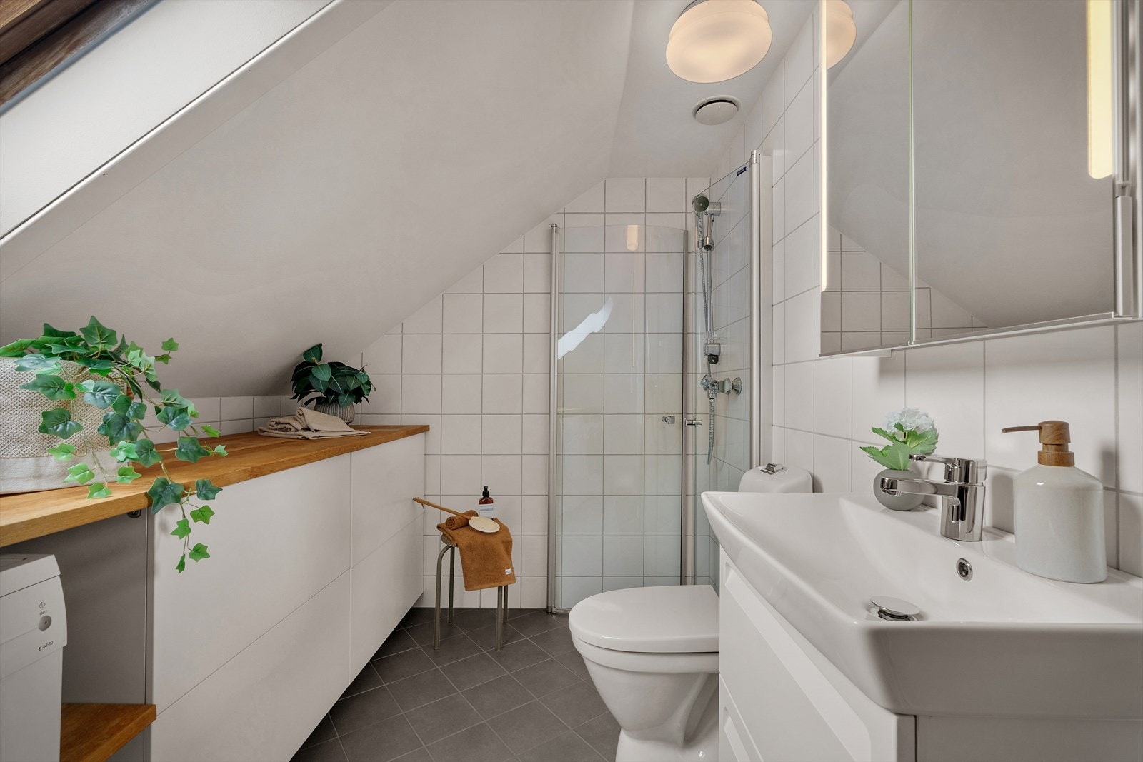 Badet på loftet har god utnyttelse av arealet og lys fra takvindu. Galleribilde