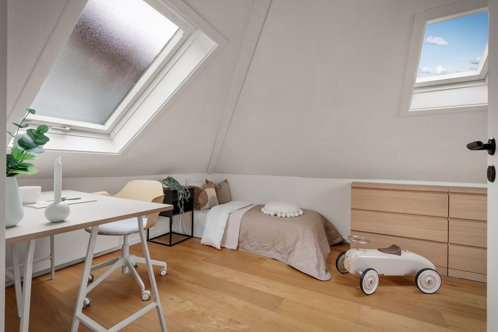 Hyggelig loftsetasje, i dag inredet som soverom. Galleribilde