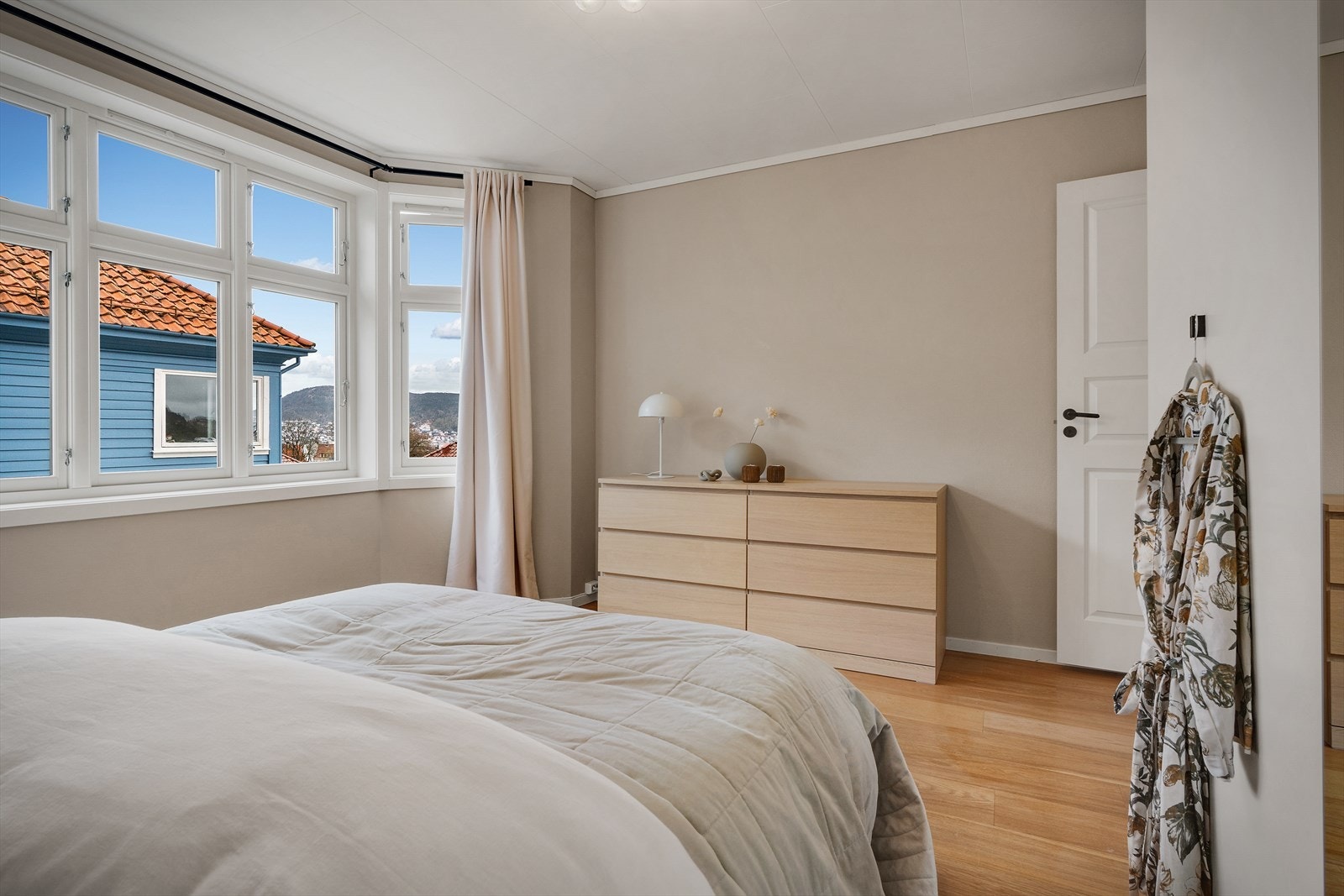 Soverommet har fine lysforhold og god plass til oppbevaring. Galleribilde