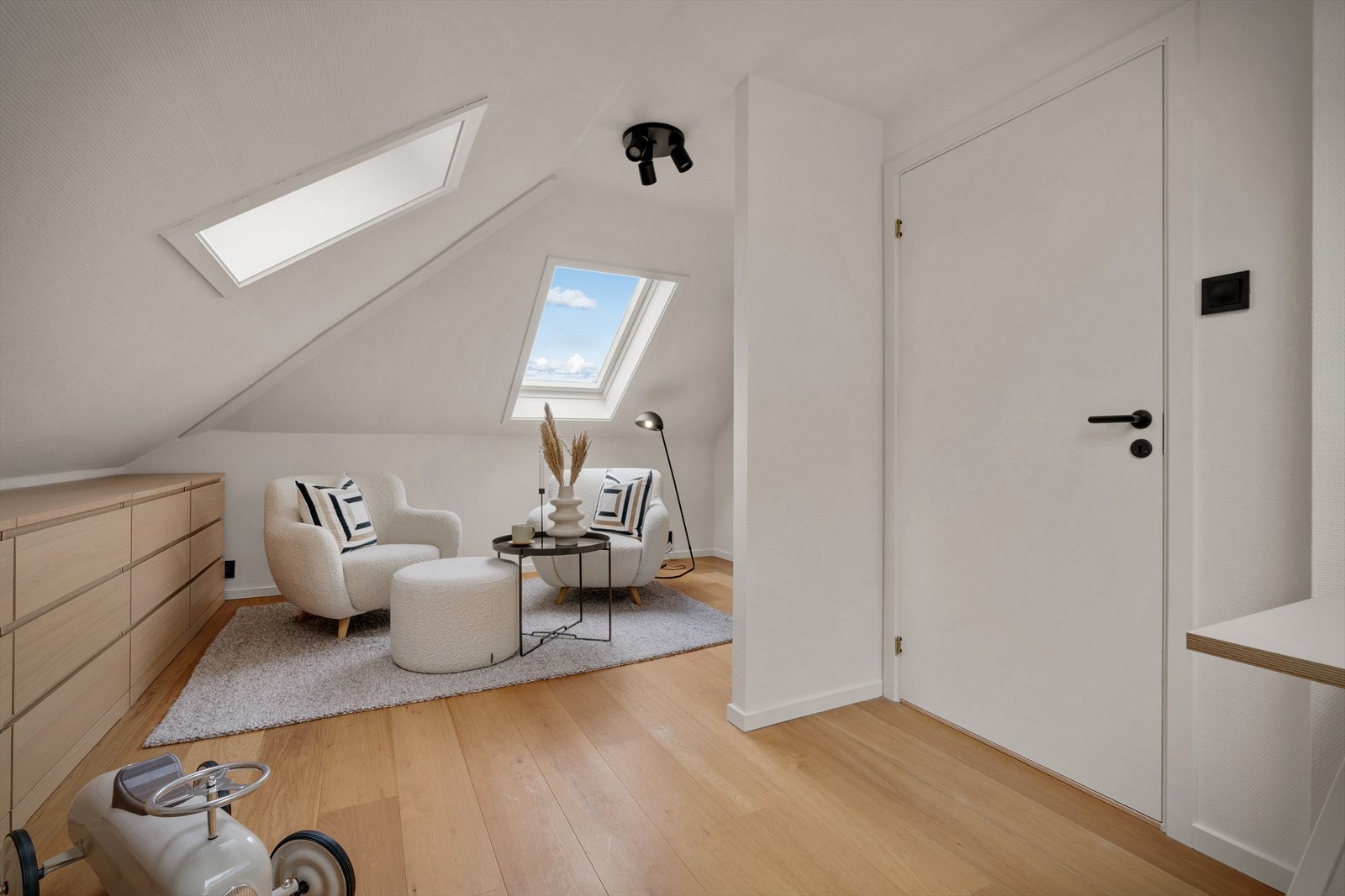 Fleksibelt loftsplan som passer godt som kontor, gjesterom eller ekstra oppholdsrom. Galleribilde