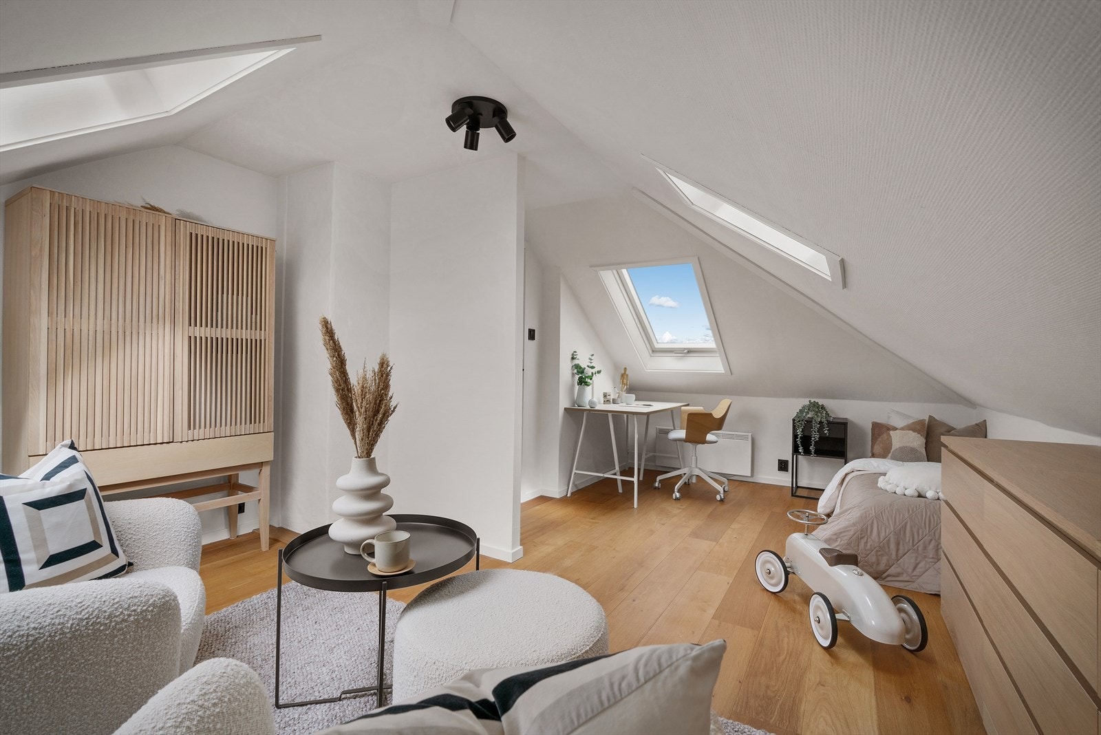 Loftstue/kontor med særpreg, skråtak og flere bruksmuligheter. Galleribilde