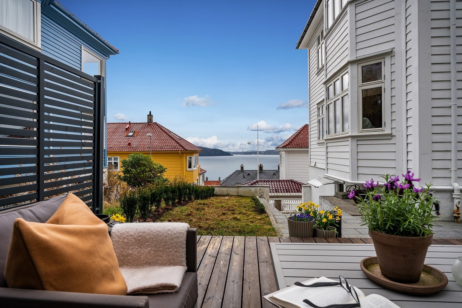Hyggelig uteplass med utsyn mot fjorden og nærområdet. Galleribilde