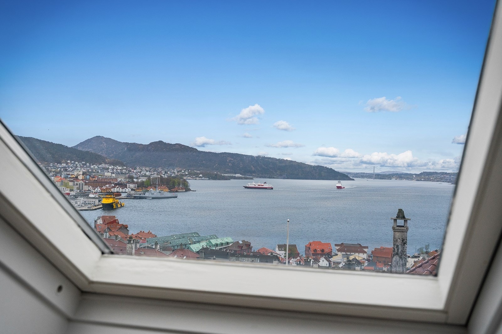 Utsiktsglimt mot byfjorden fra takvinduet. Galleribilde