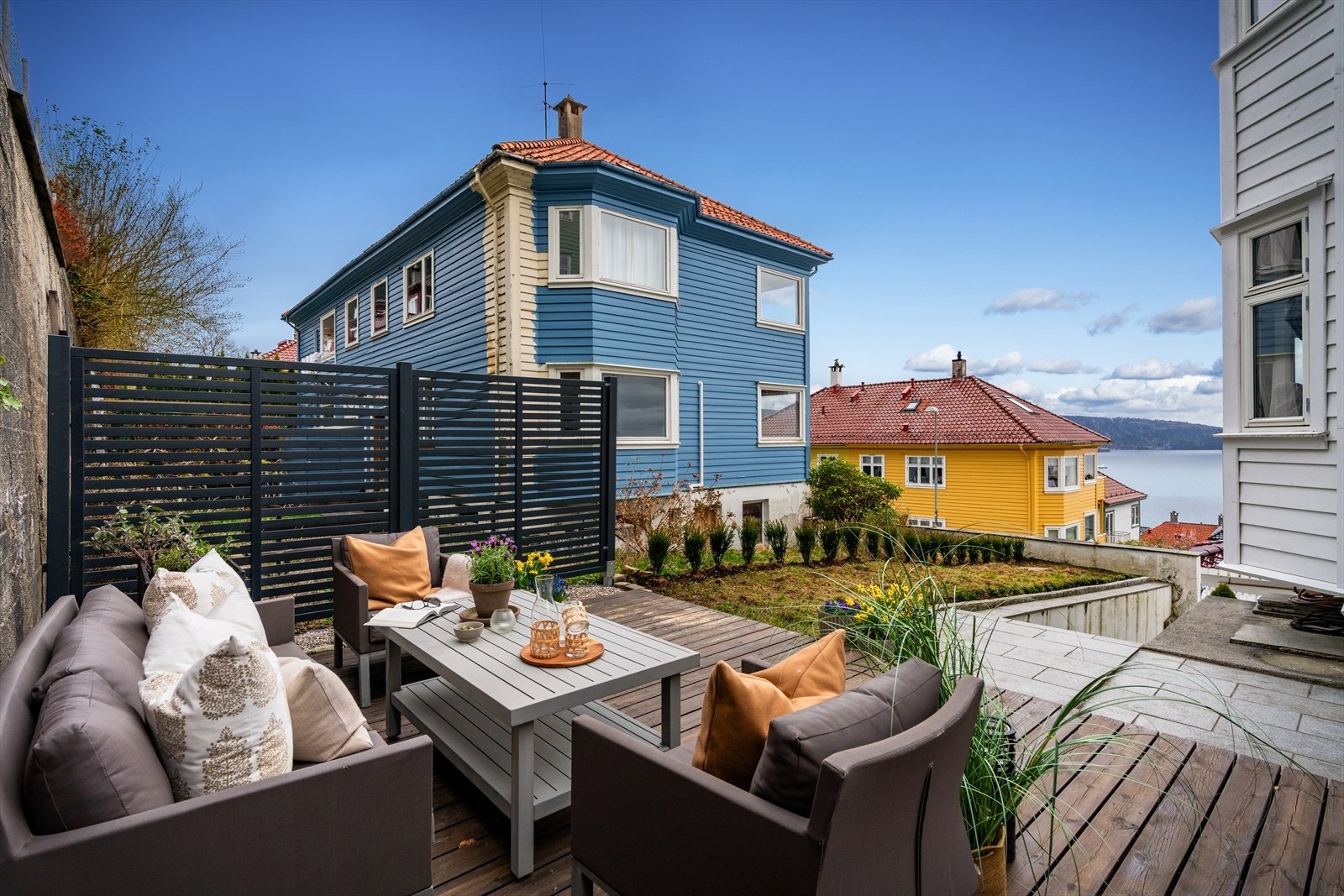 Hyggelig uteplass på baksiden - perfekt for morgenkaffen eller rolige ettermiddager. Galleribilde
