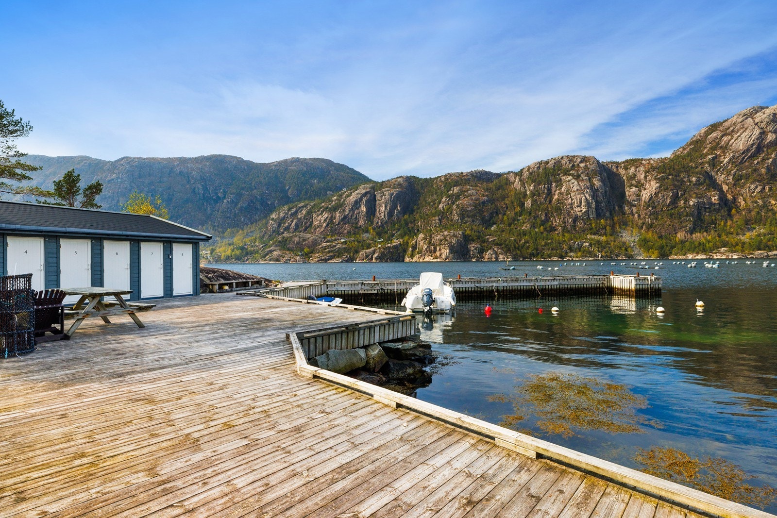 Start dagen med et morgenbad eller legg ut på tur i spektakulære omgivelser. Galleribilde