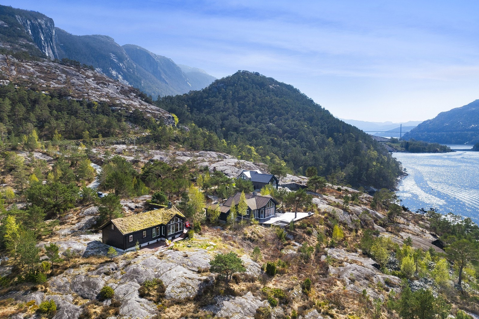 En perle i Lysfjorden med mektig natur på alle kanter. Et mekka for deg som liker utallige turmuligheter både på sjø og på land! Galleribilde