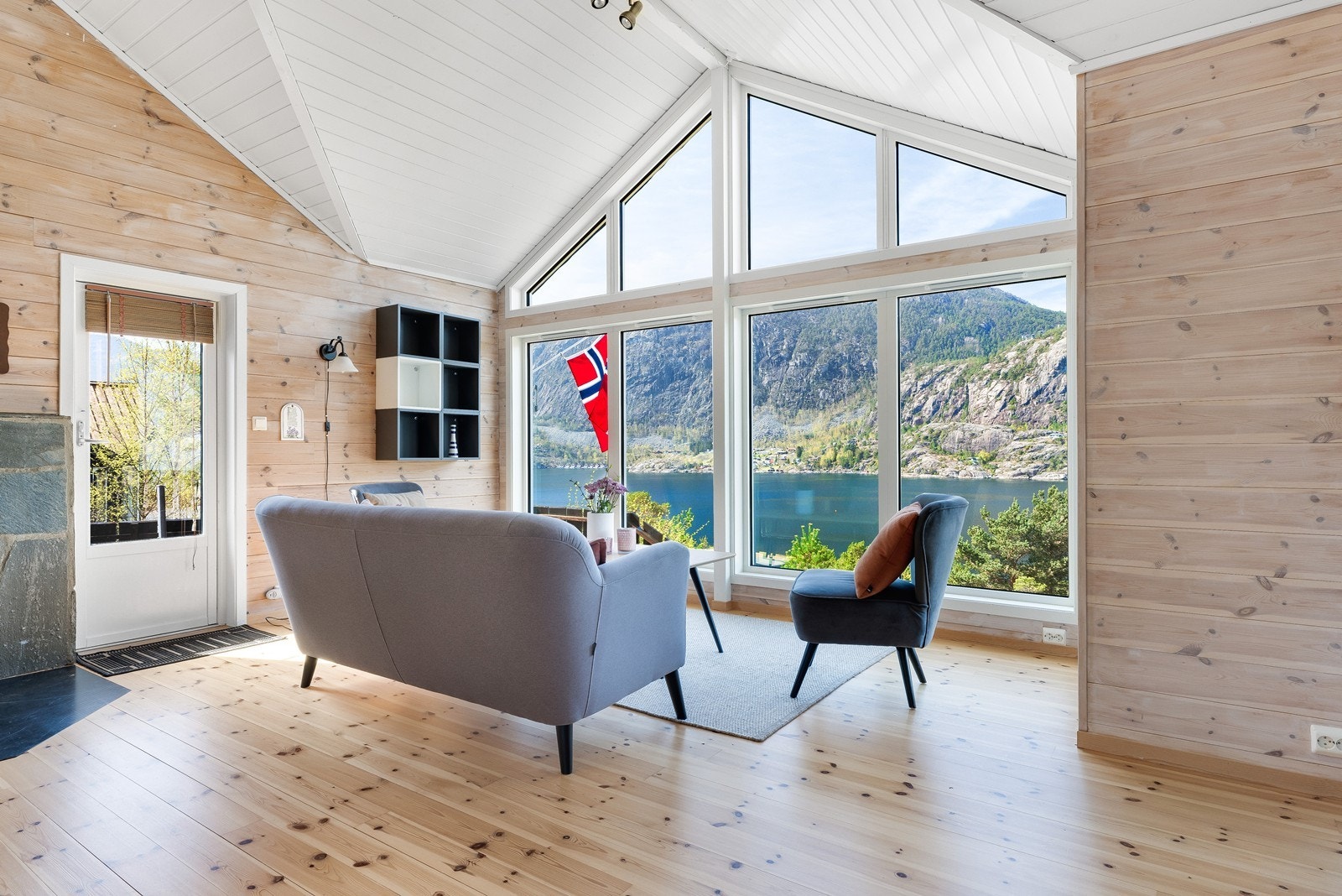 Stuen er hyttens hjerte - med åpen løsning og god takhøyde opp til skråtak med store vindusflater som skaper en fantastisk atmosfære. Galleribilde
