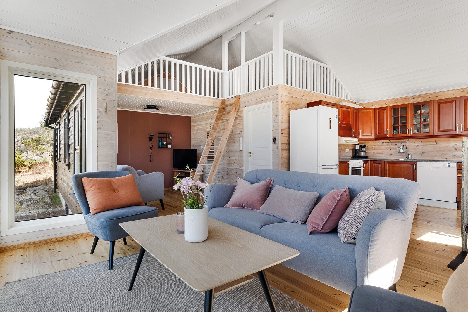 God plass til flere sittegrupper i stuen - her med fokus på den flotte utstikten. Galleribilde