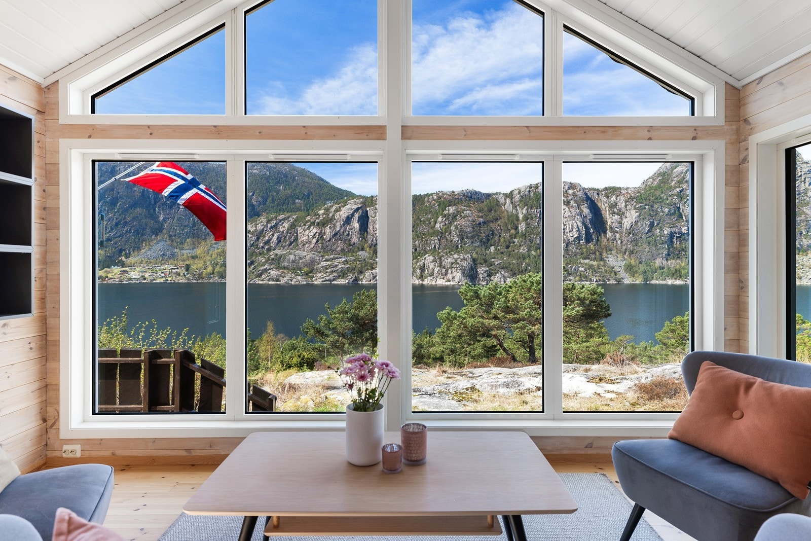 Store panoramavinduer slipper naturen helt inn i rommet, blir det finere enn dette? Galleribilde