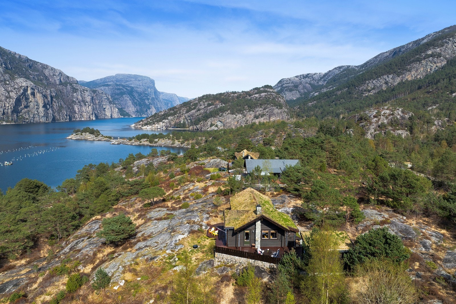 Til tross for flere hytter i området, oppleves beliggenheten som svært privat. Galleribilde