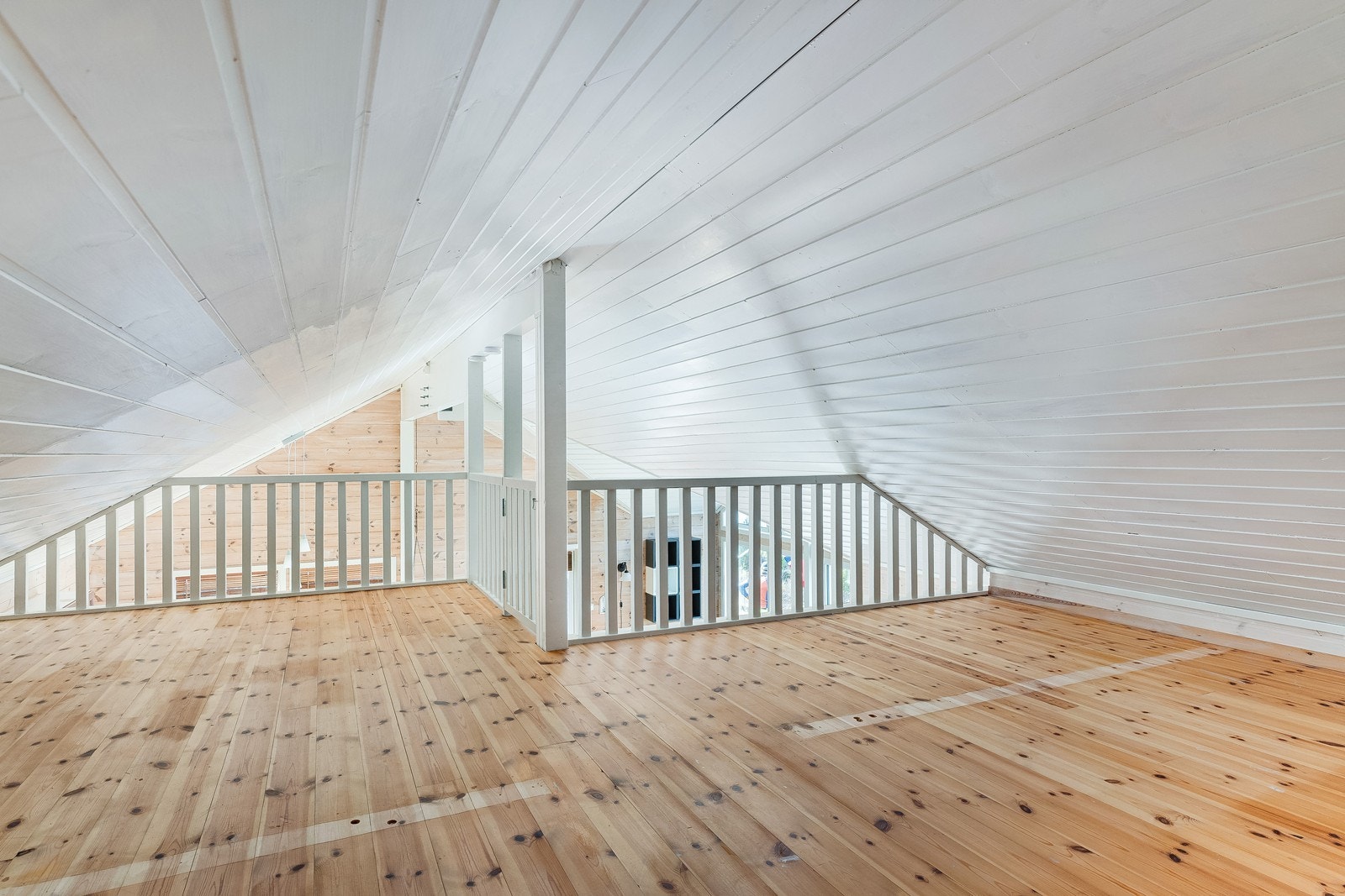 Hemsen byr på en romslig loftstue - perfekt for rolige kvelder eller lek. Galleribilde