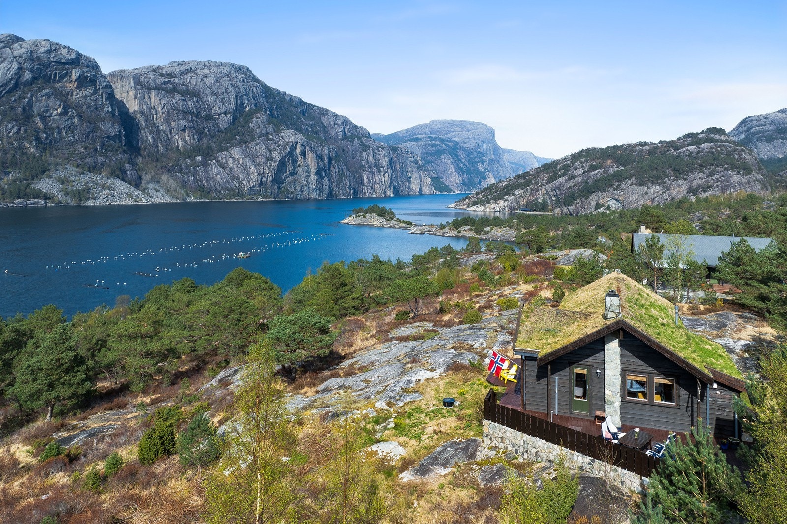 Velkommen til Skreddarvegen 14 i nydelige Lysefjorden! Foto levert av Robin Malm. Galleribilde