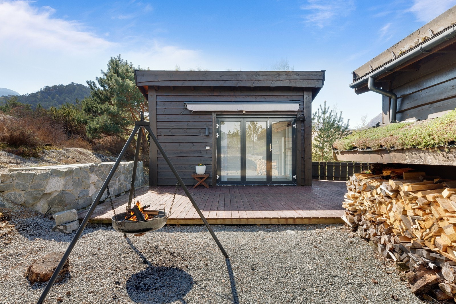 Koselig anneks med terrasse rundt - perfekt som gjestehus eller ekstra oppholdsrom. Galleribilde