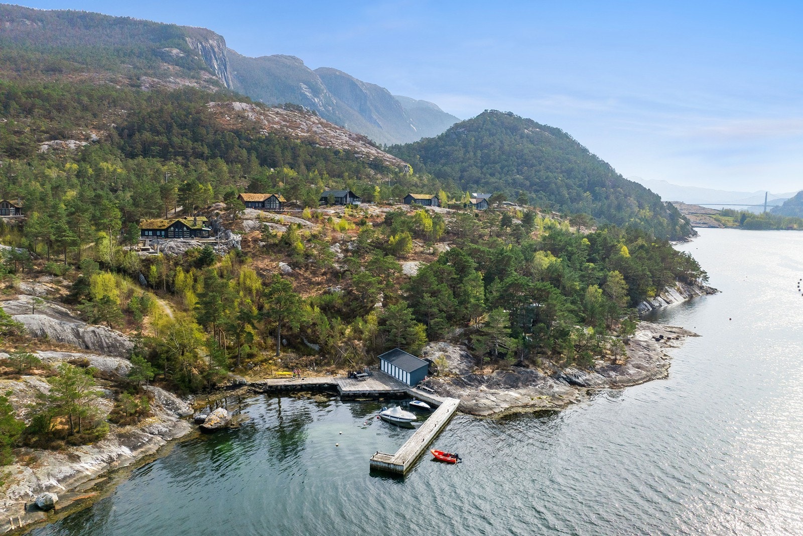 Kort vei til fjorden gjør det enkelt å nyte båtliv og sjøaktiviteter. Galleribilde