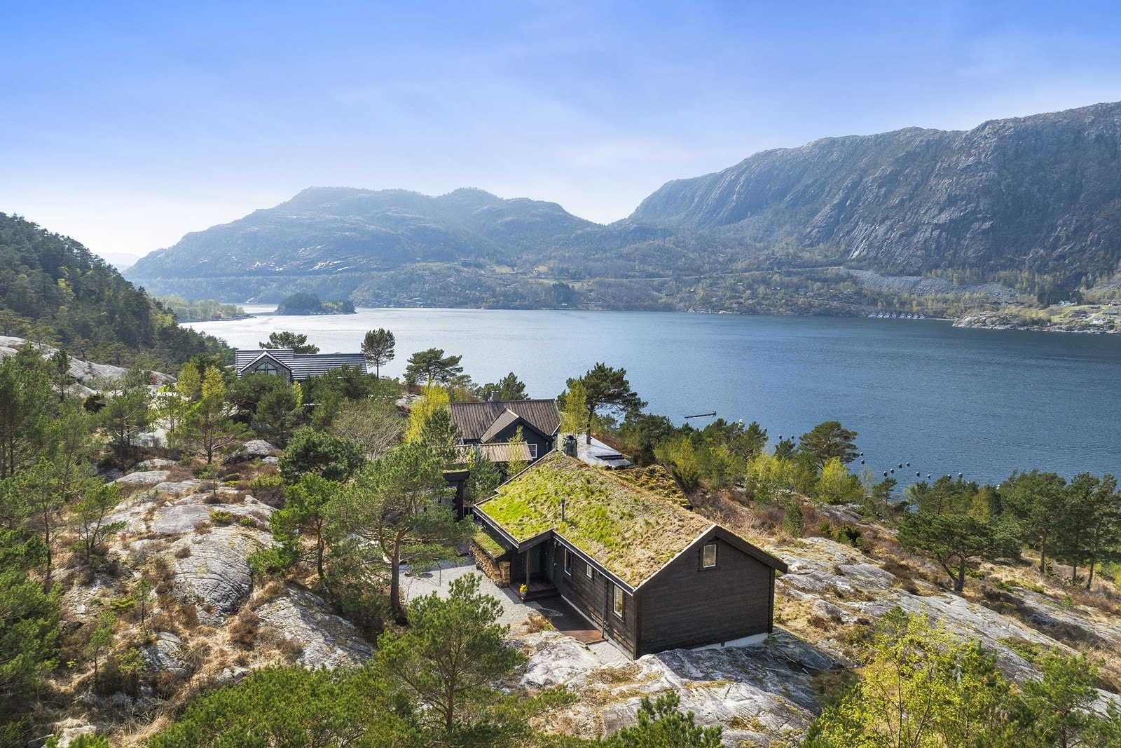 Idyllisk beliggenhet med sjøen som nærmeste nabo og skogen og fjell som lun bakvegg - et sted hvor tiden får gå litt saktere. Galleribilde