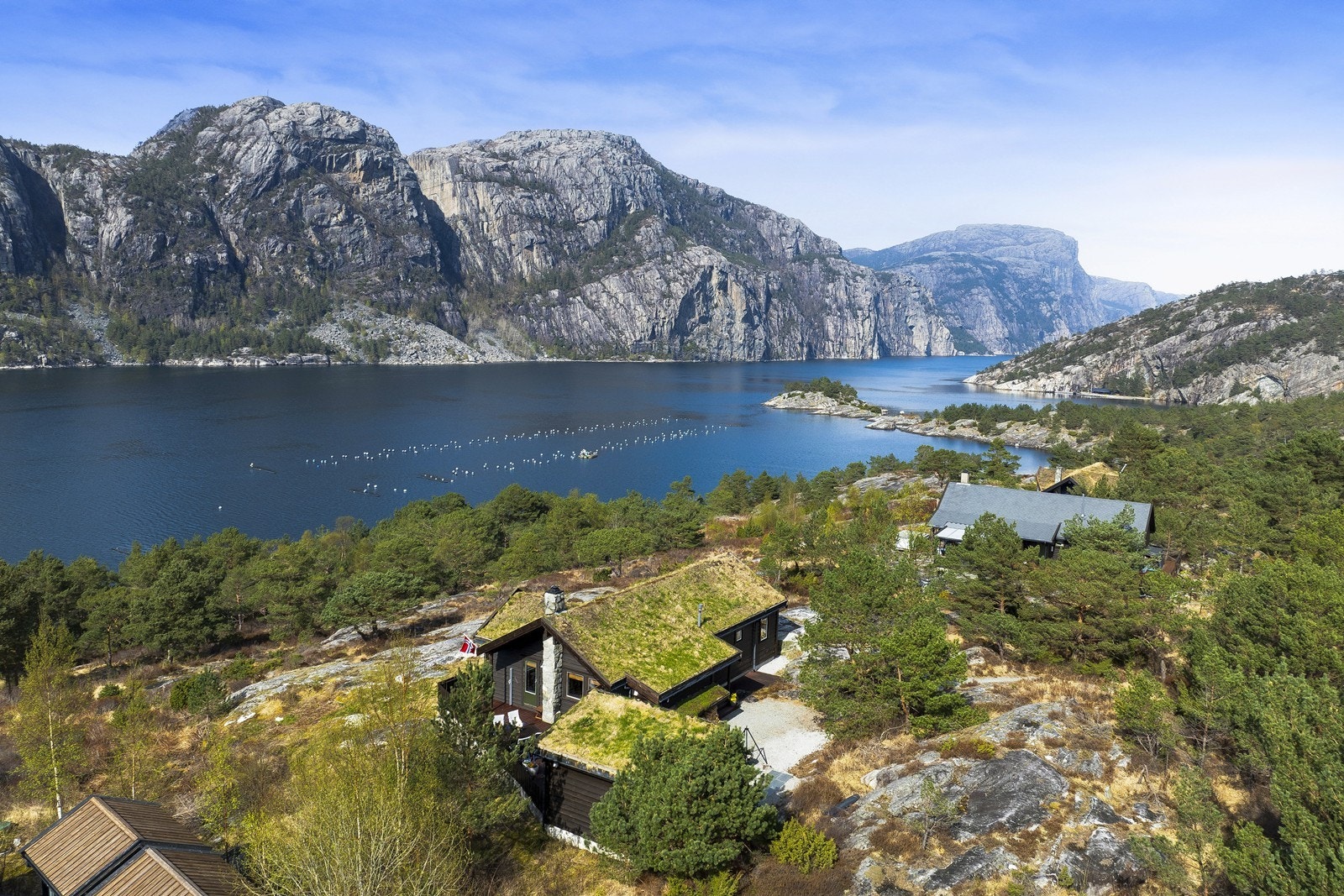 Hytten ligger idyllisk til i vakre omgivelser i Forsand - et perfekt utgangspunkt for rolige feriedager i naturen. Galleribilde