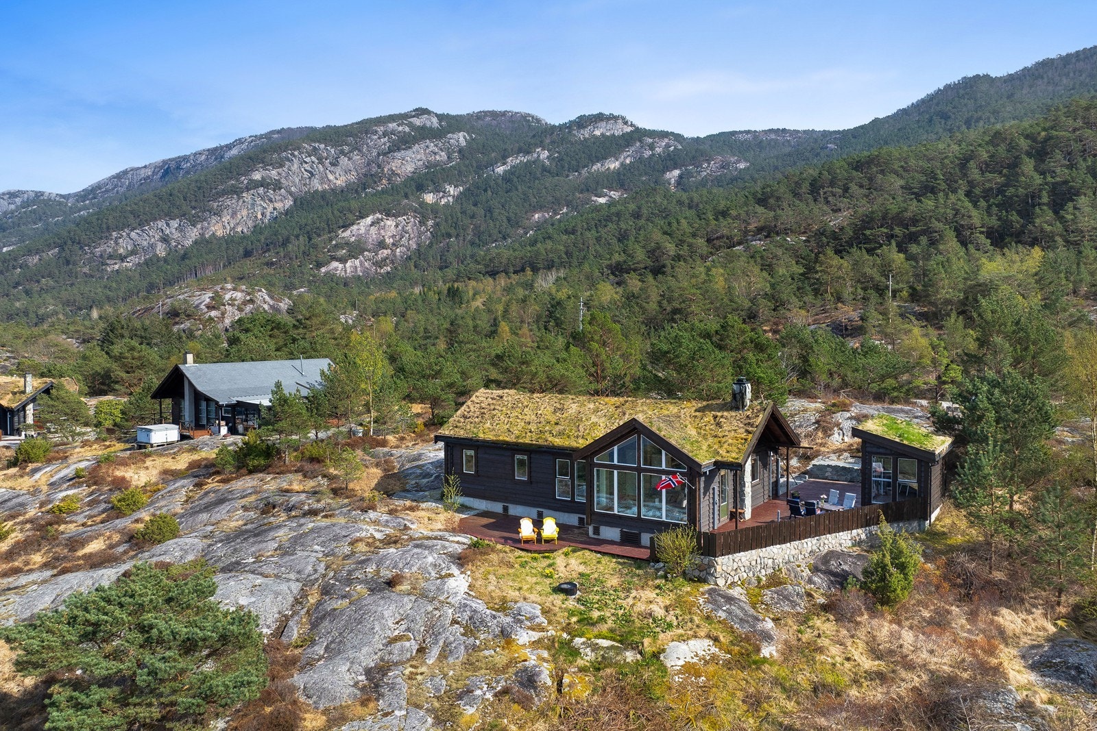 Uteområde byr på flere flotte sittesoner som en kan flytte seg til etter vær og vind. Galleribilde