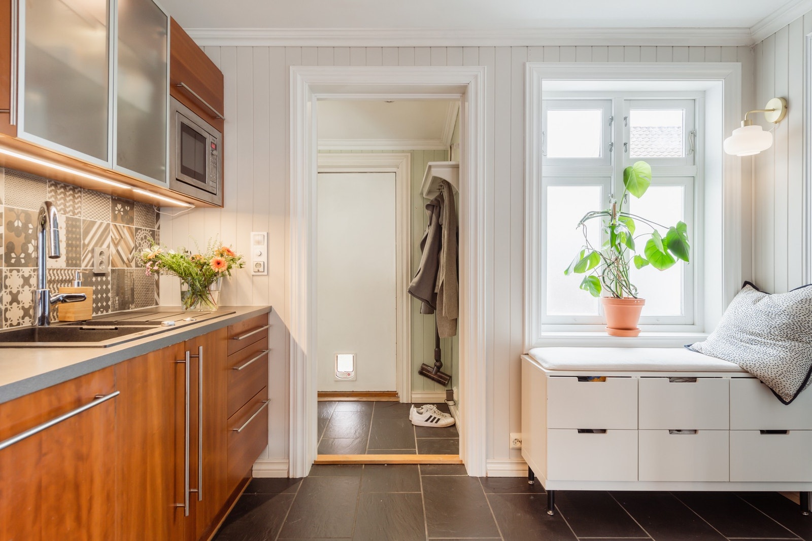Vel inne blir vi ønsket velkommen i en fin entré med lysegrønne vegger, downlights i himlingen og koksgrå fliser på gulv med gulvvarme. Galleribilde