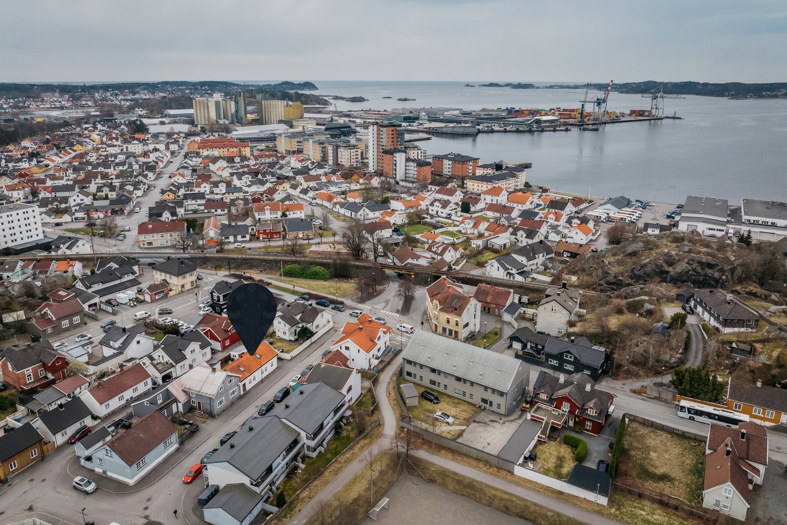 Beliggenheten er attraktiv og barnevennlig, med umiddelbar nærhet til idrettsanlegg, skoler, busstopp, strand og turområder, samt med kort gangavstand til matbutikk og populære Majas Bakeri. Galleribilde