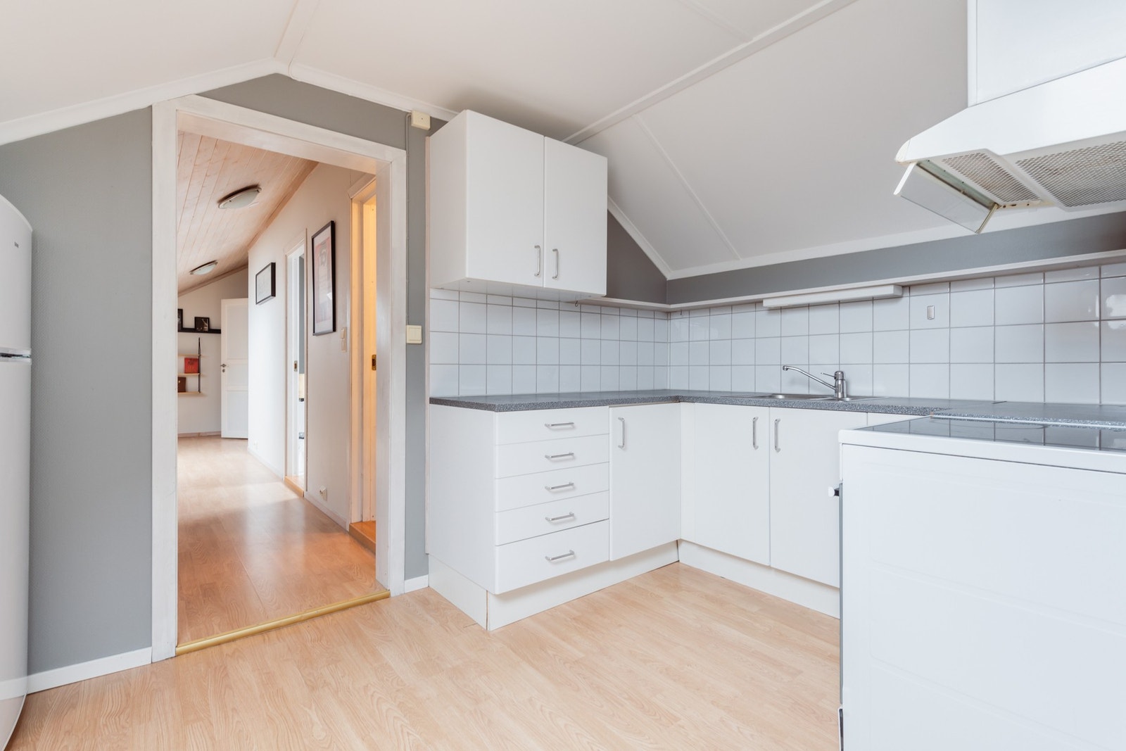 Kjøkkenet har et stilrent design med god skap- og benkeplass. Galleribilde