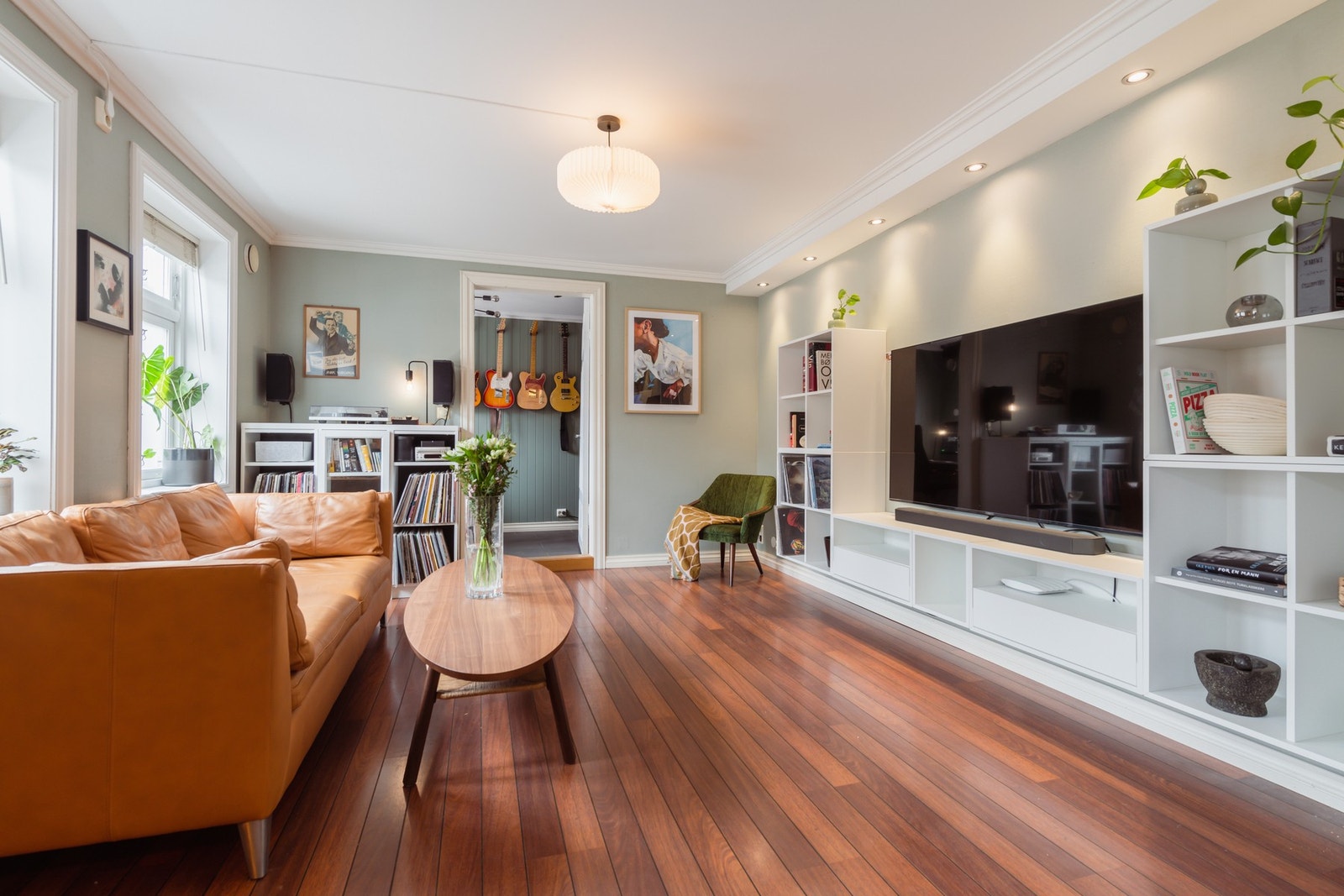 Dagslyset strømmer inn via to store vinduer, og på kveldstid settes den rette stemningen med downlights. Galleribilde