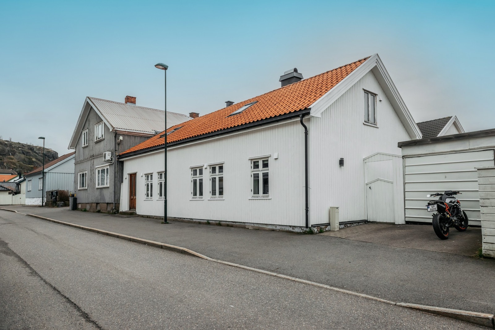 Husets kledning er i all hovedsak skiftet ut i 2025. Takrenner og nedløp ble skiftet i 2004, og samme år ble alle vinduer og ytterdører fornyet. Galleribilde