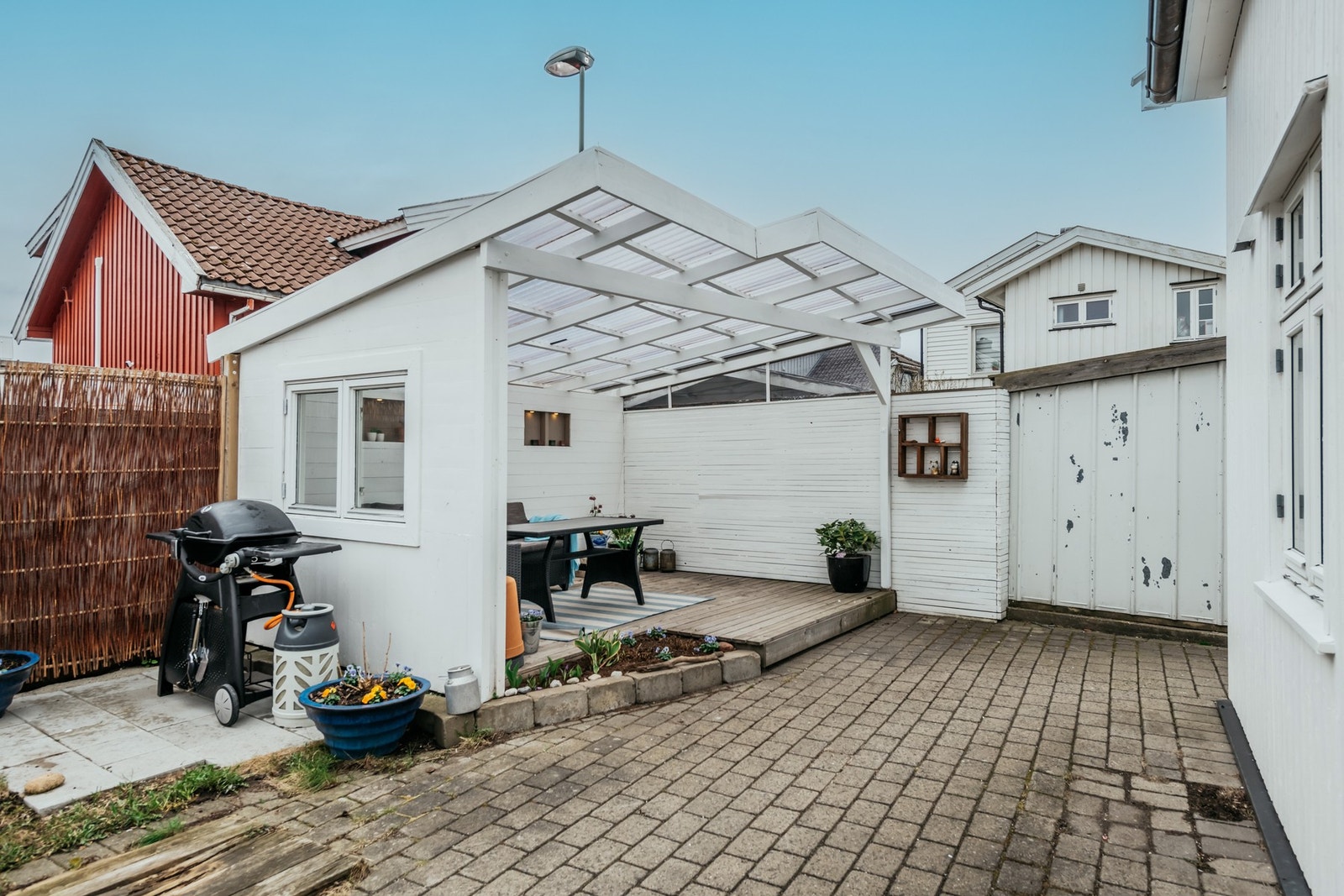 Tomten rundt tomannsboligen er flat, pent opparbeidet og ikke minst optimalt utnyttet. Galleribilde