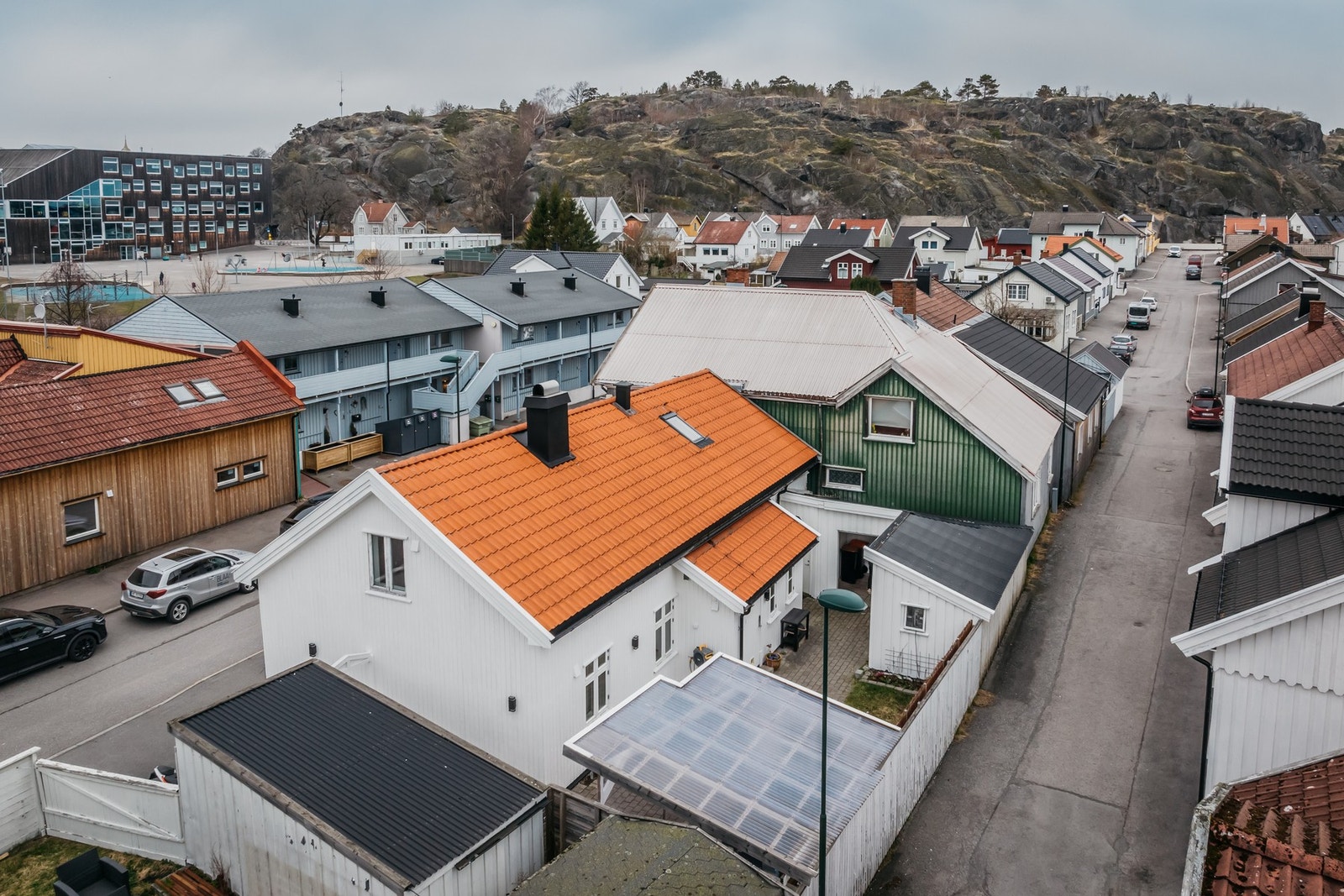 Den sjarmerende tomannsboligen ble omfattende oppgradert i 2004/05, og fremstår som velholdt og pen. Kledningen ble i all hovedsak skiftet i 2025. Galleribilde