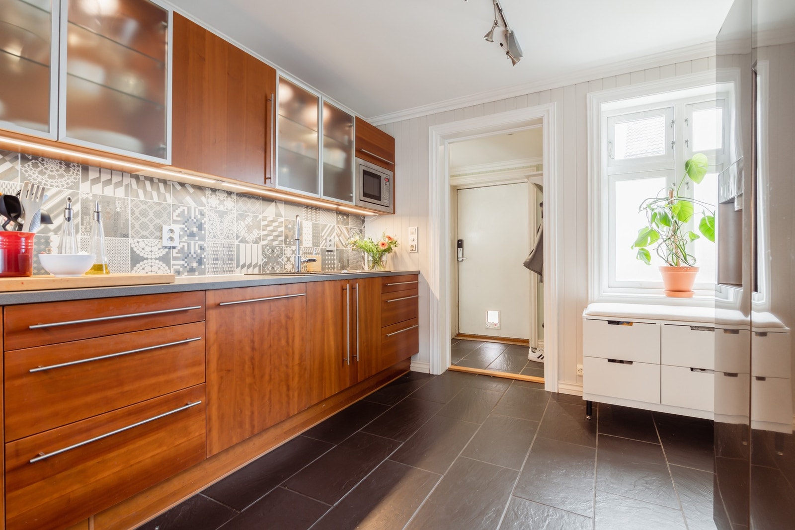 Kjøkkenet har et tidløst og pent design med gode benkeflater og rikelig med oppbevaringsplass. Galleribilde