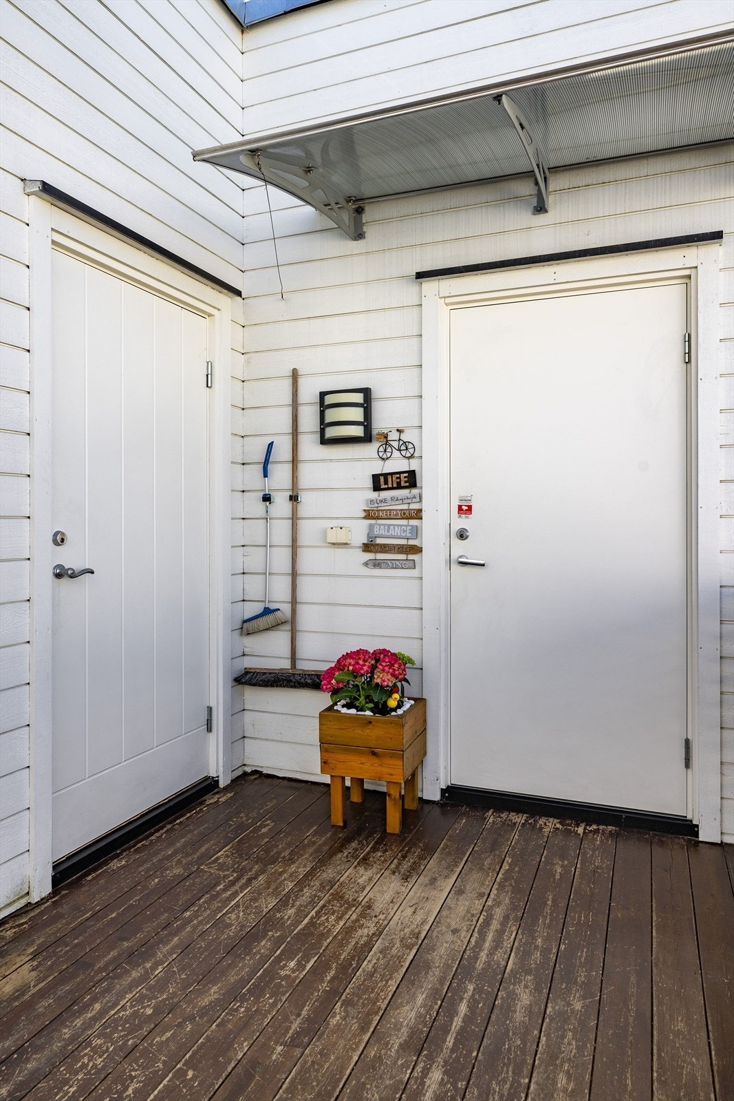 Inngangsparti med adkomst til utebod på ca. 5 m². Galleribilde