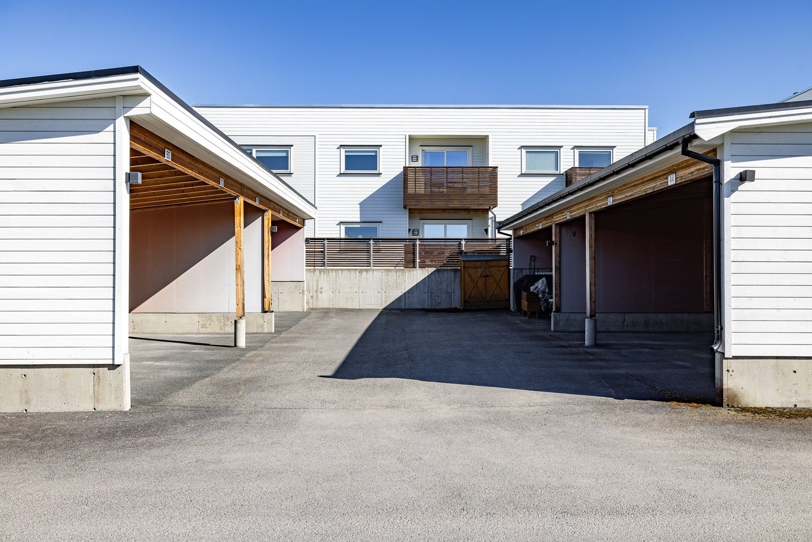 Parkeringsplass i felles carportanlegg følger leiligheten. Galleribilde