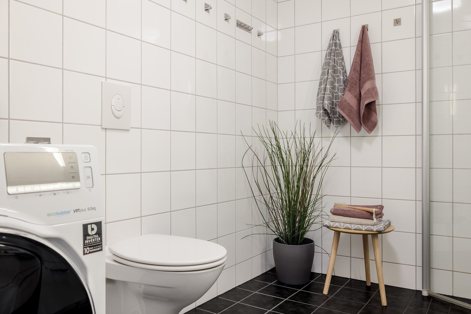 Badet er utstyrt med veggmontert toalett og har opplegg for vaskemaskin. Galleribilde
