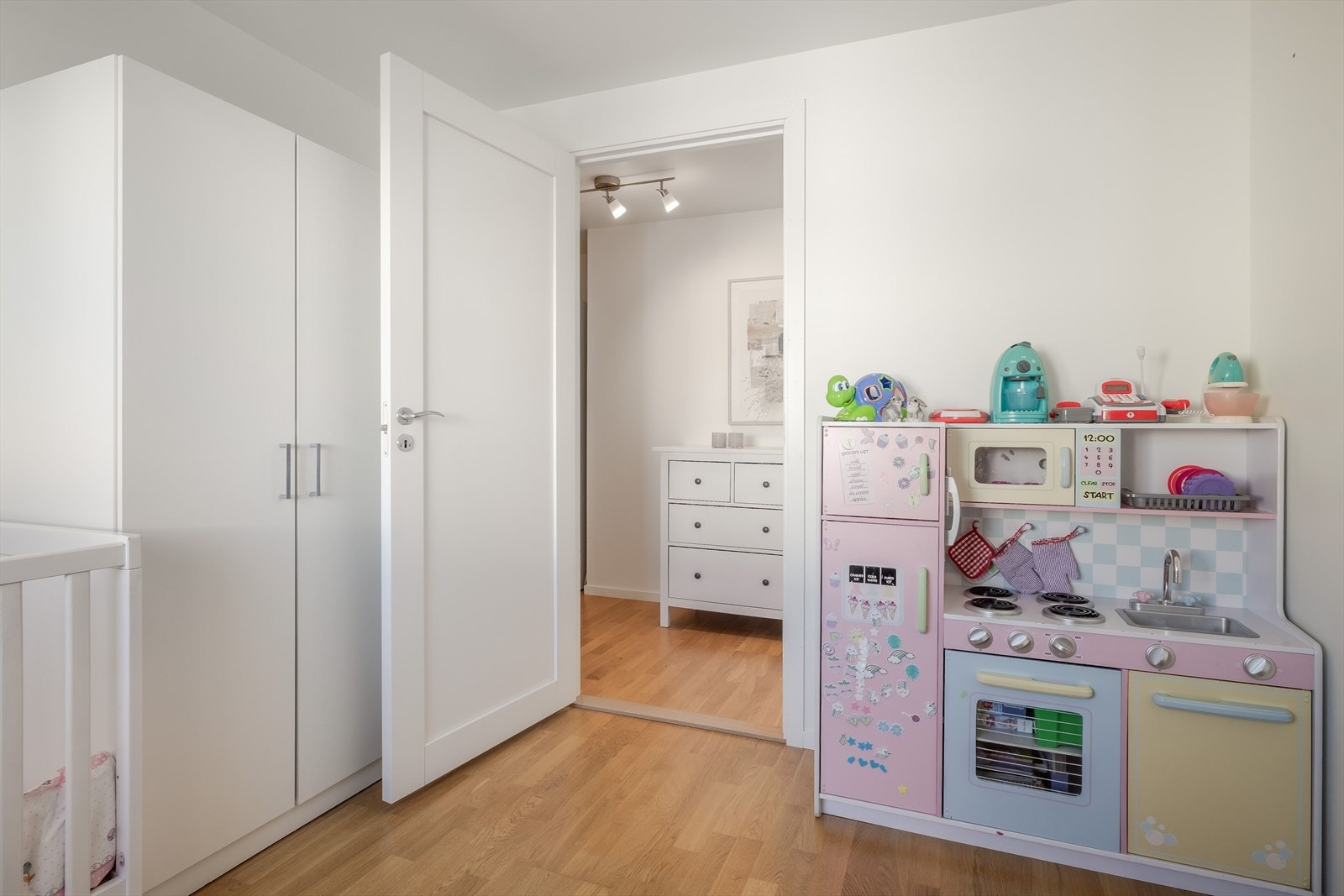 Her er det plass til seng, skrivebord, leker og det medfølgende garderobeskapet. Galleribilde