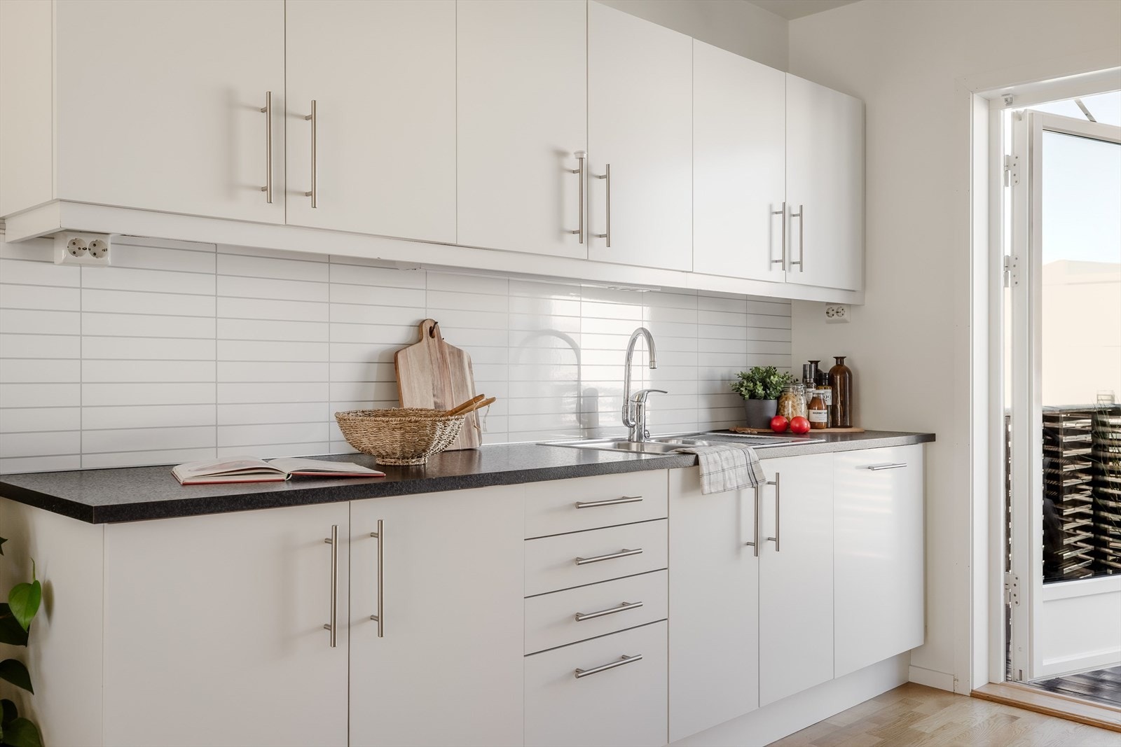 Laminerte benkeplater med nedfelt oppvaskkum i rustfritt stål med liten skyllekum. Kitchen boards i benkeryggen for enkel rengjøring. Galleribilde