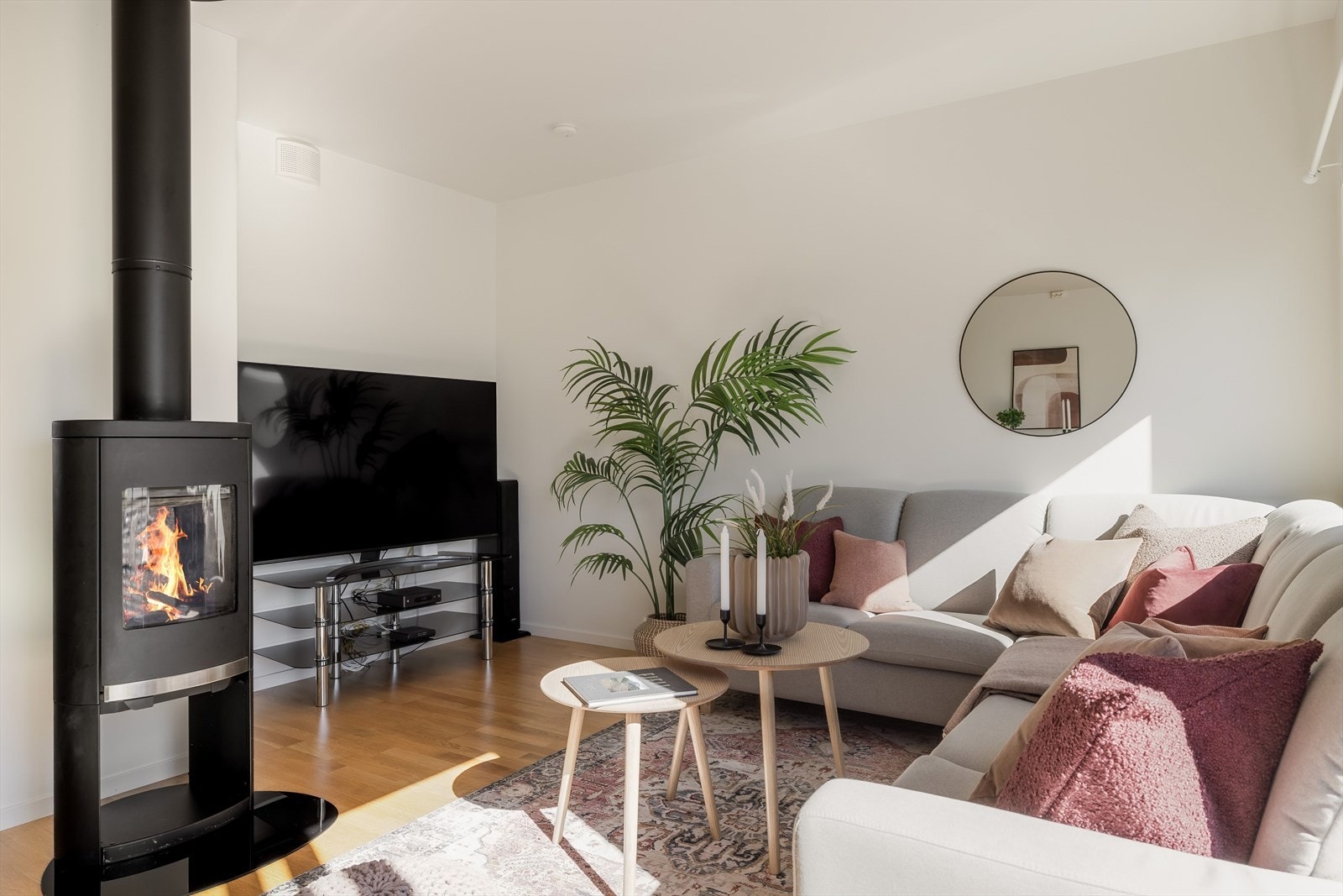 Hyggelig sofakrok med plass til en god sofa med tilhørende TV-møblement. Galleribilde