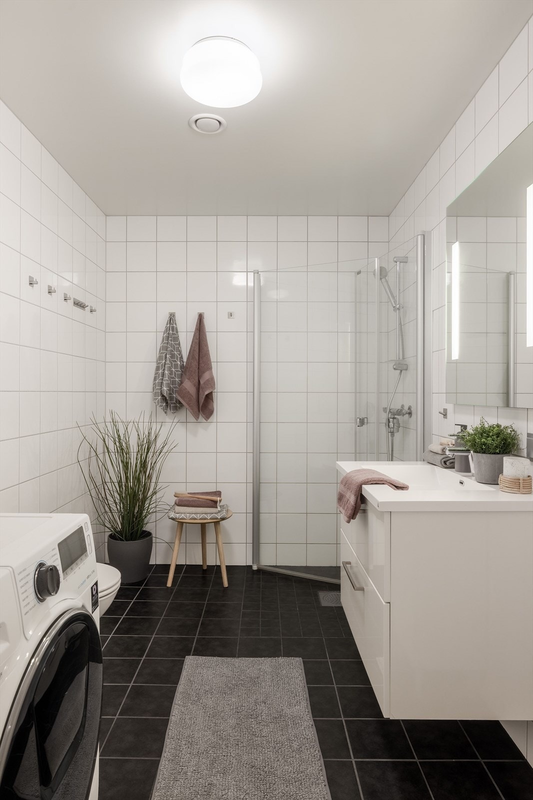 Badet har dusjnisje med innfellbare dusjdører og vegghengt dusjbatteri. Galleribilde