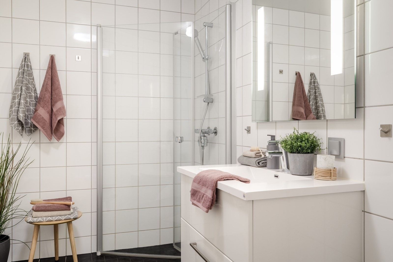 Pent, flislagt bad med elektrisk gulvvarme. Galleribilde