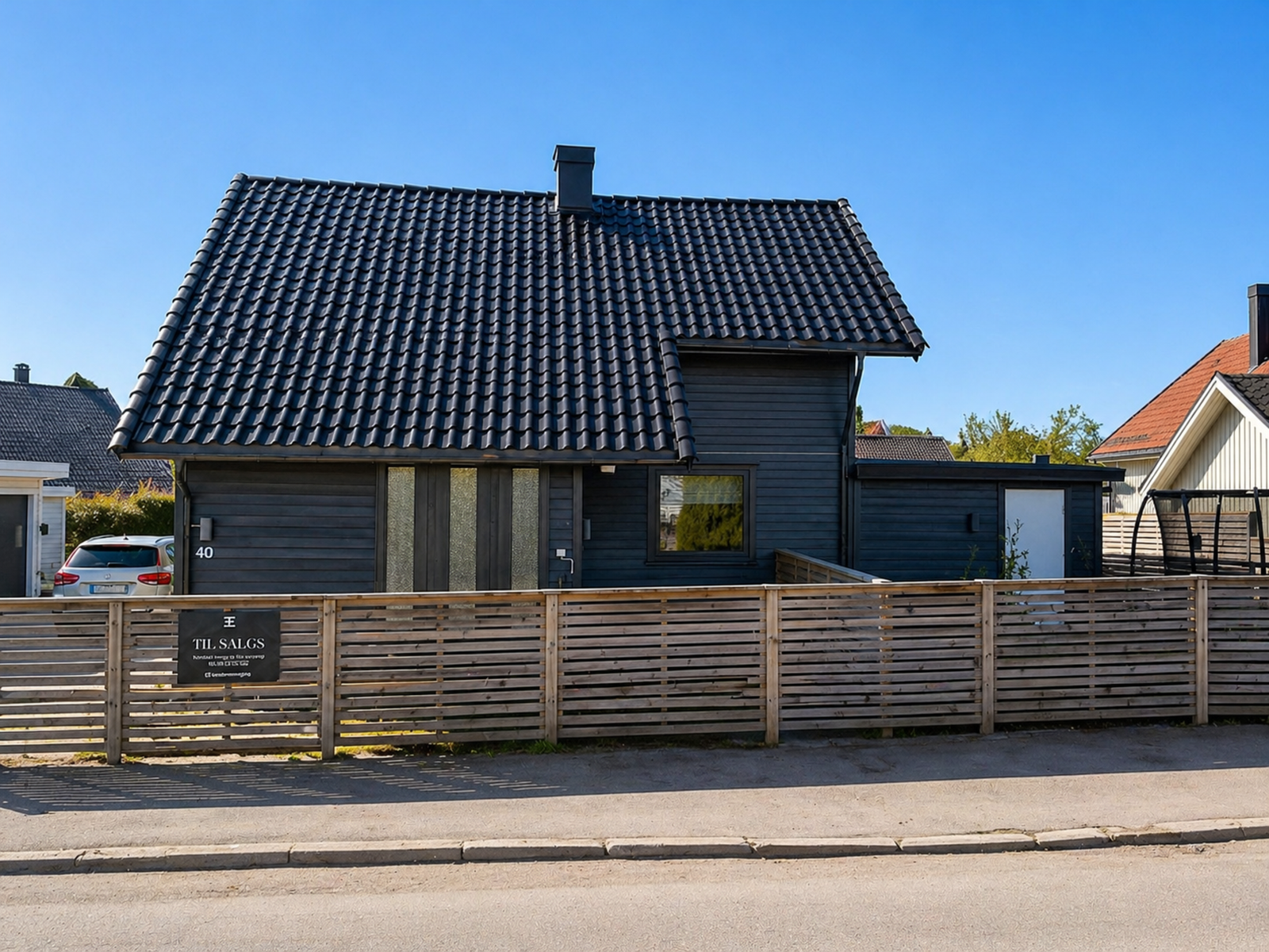 Eiendommen ligger på Øvre Nanset. Herfra er det kort vei til skoler, barnehager, butikker, bussforbindelser, turområder, akebakke m.m. Galleribilde