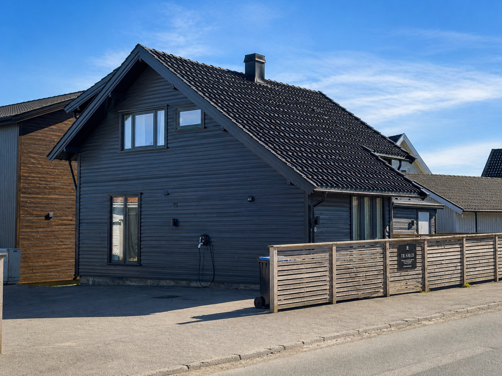 Gårdsplassen er felles, men eneobligen har plass og lademulighet langs husveggen og parkering i carport. Galleribilde