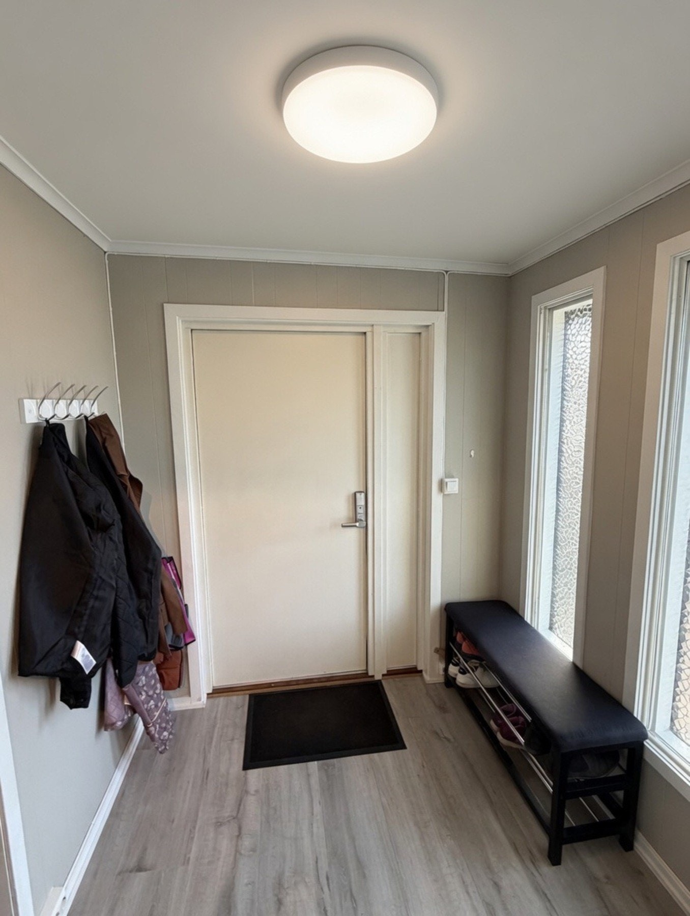 I entreen er det rikelig med plass til klær og sko. Entreen er også pusset opp i 2021. Det er satt inn ny dørlås i 2026. Galleribilde