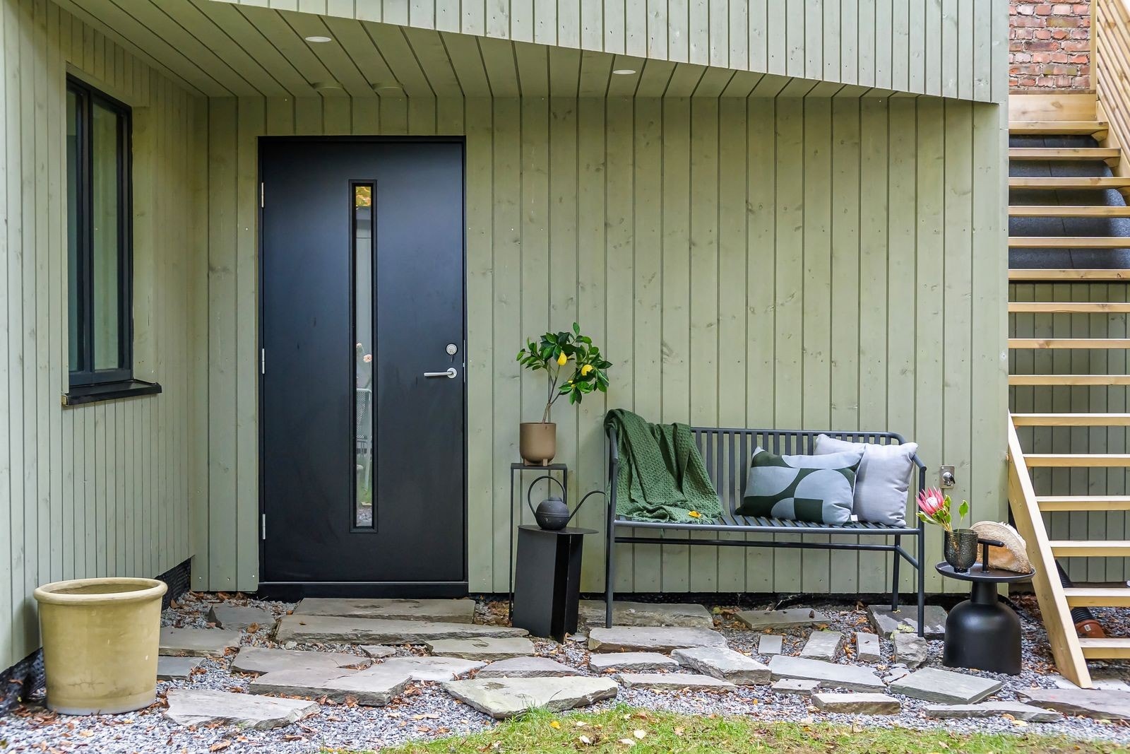 Et hyggelig inngangsparti med mulighet for sitteplasser. Galleribilde