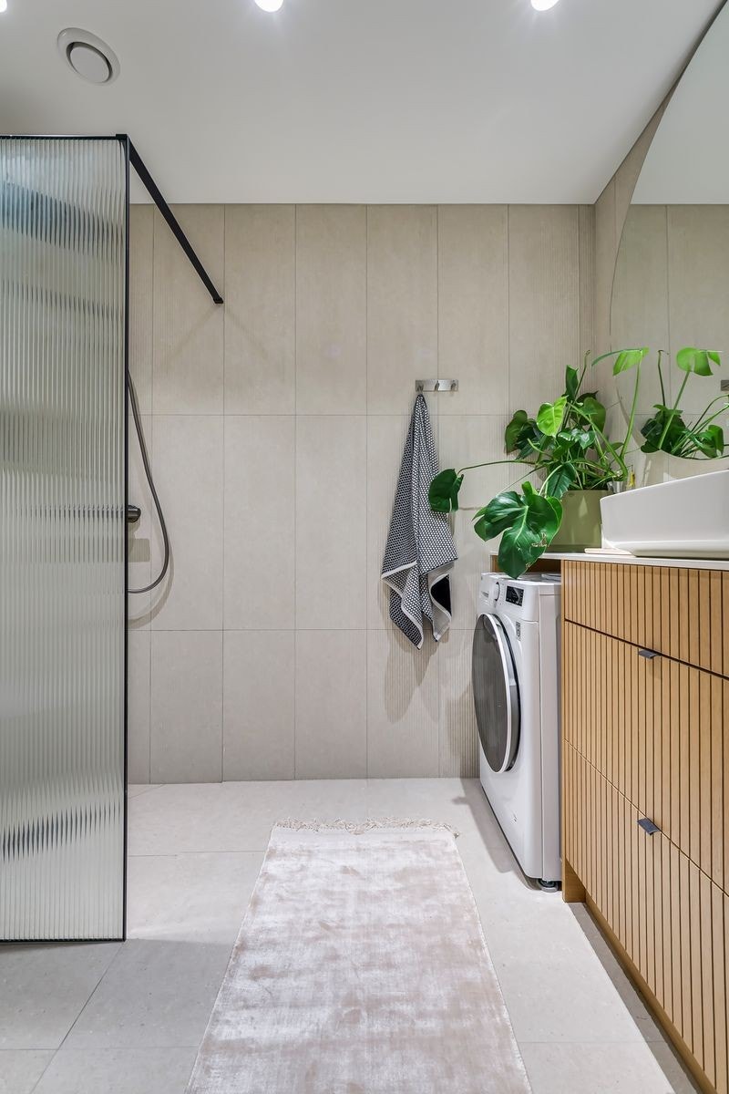 Her er det varmekabler i gulv, opplegg for vaskemaskin, vegghengt toalett og balansert ventilasjon. Galleribilde