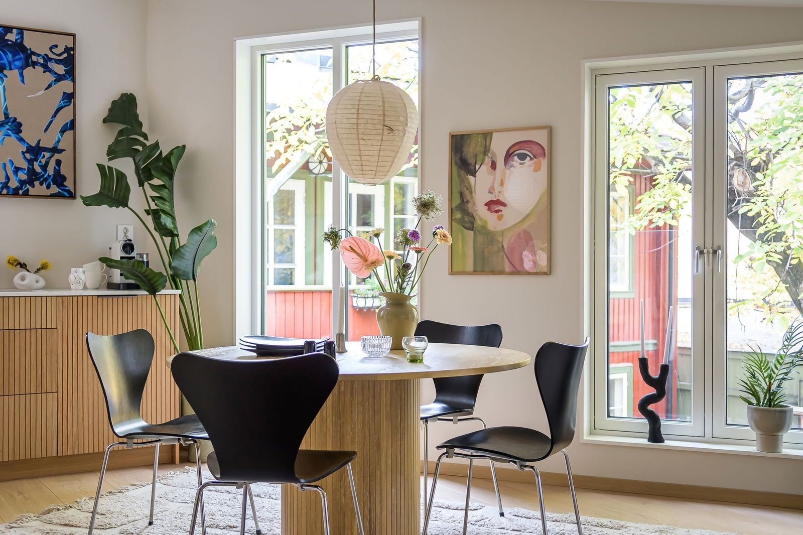 Store vindusflater i boligen, sørger for godt med naturlig lysinnslipp. Galleribilde